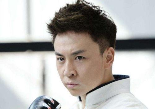 释小龙家庭背景资料,从武术世家到影视明星的成长之路